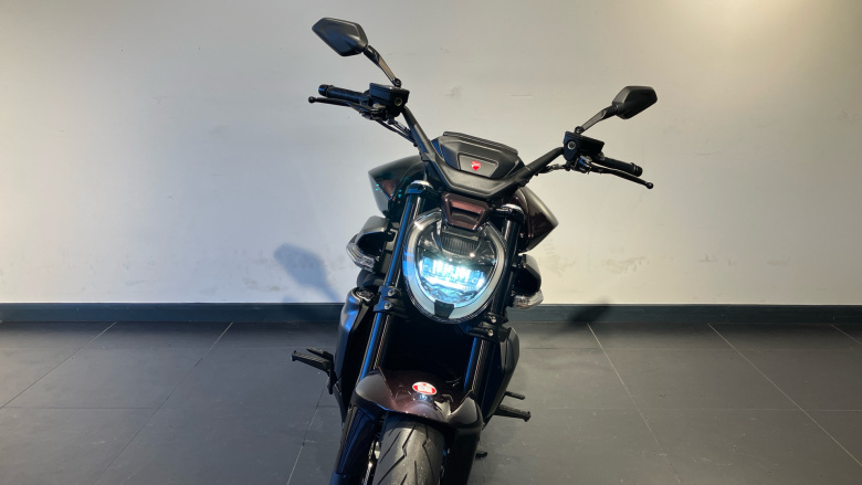 Ducati X Diavel V4 Burning Red (25MY)